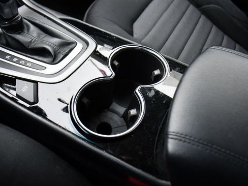 Used 2016 Ford Edge SE image 32