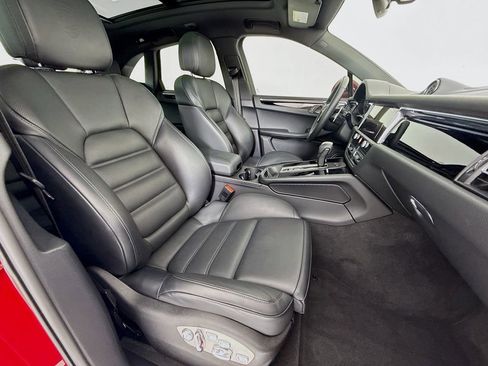 Certified 2025 Porsche Macan image 32