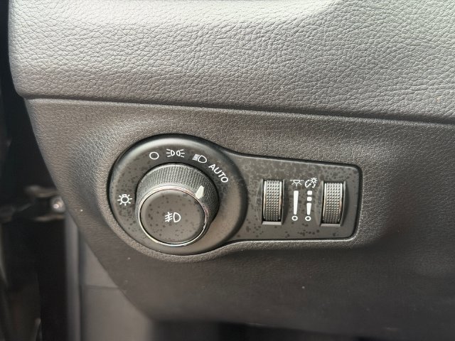 Used 2018 Jeep Compass Latitude w/ Popular Equipment Group FWD image 30