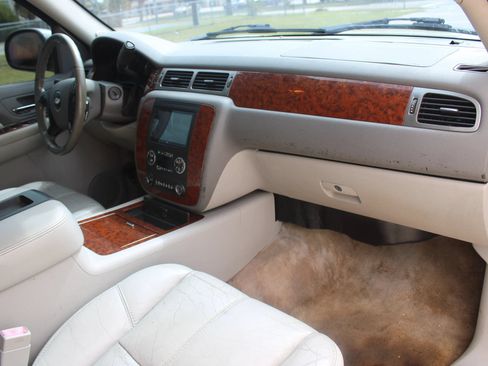 Used 2007 Chevrolet Tahoe LTZ w/ LTZ Preferred Equipment Group RWD image 24