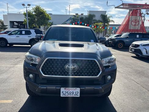 Used 2018 Toyota Tacoma TRD Sport w/ Technology Package RWD image 9