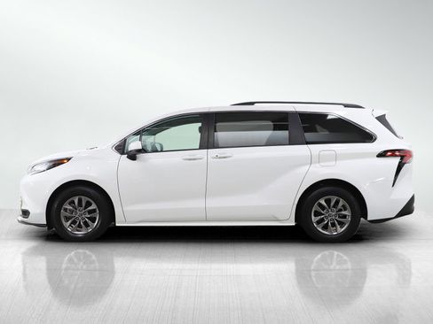 Used 2022 Toyota Sienna LE image 2