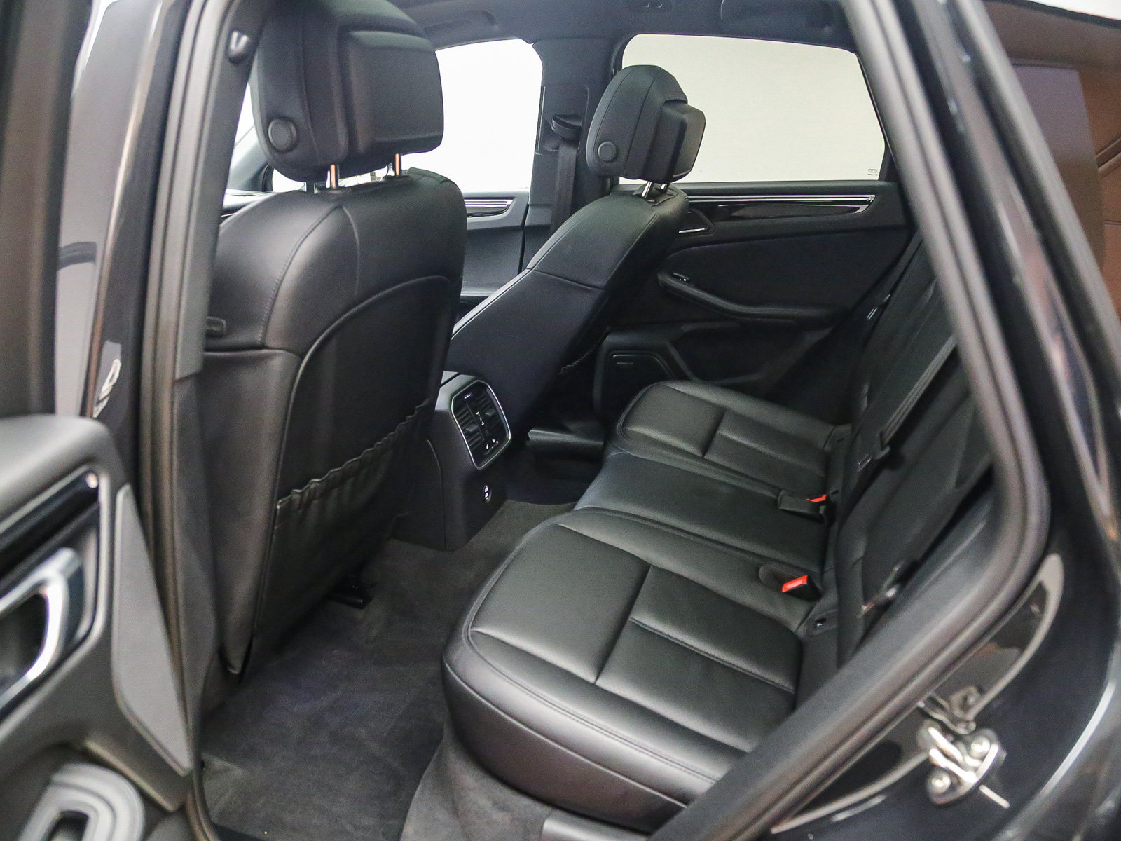 Certified 2026 Porsche Macan AWD/4WD image 23