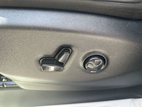 Used 2023 Chrysler Pacifica Touring-L FWD image 18