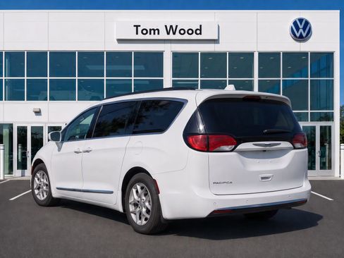 Used 2017 Chrysler Pacifica Touring-L w/ Tire & Wheel Group FWD image 5