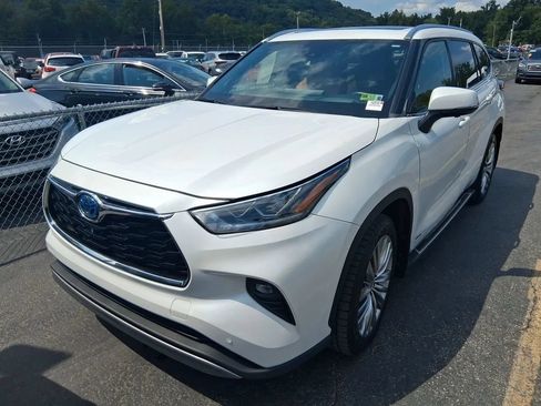 Used 2023 Toyota Highlander Platinum AWD/4WD image 2