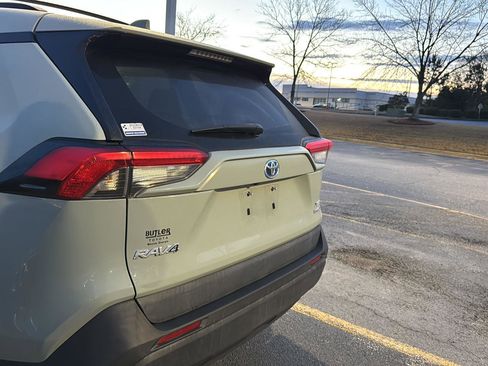 Used 2021 Toyota RAV4 XLE w/ Convenience Package image 8