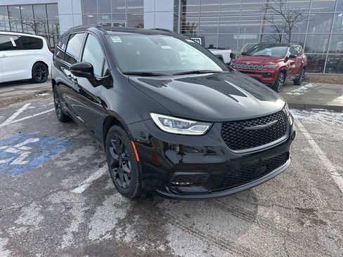 New 2026 Chrysler Pacifica Limited w/ Uconnect Theater Family Group image 7