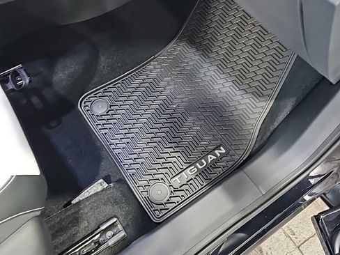 New 2025 Volkswagen Tiguan SE image 14