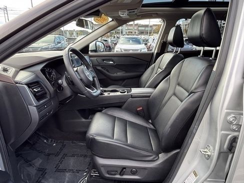 Used 2022 Nissan Rogue SV w/ SV Premium Package image 10