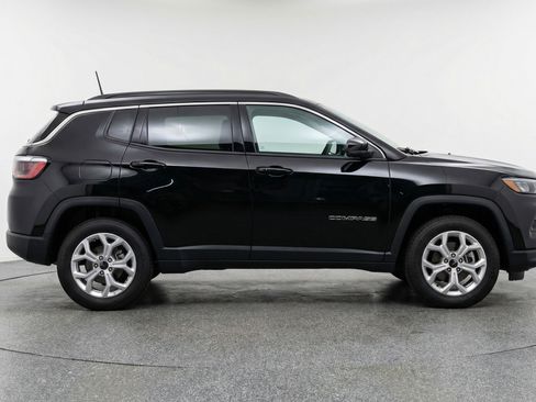 Used 2025 Jeep Compass Latitude AWD/4WD image 11