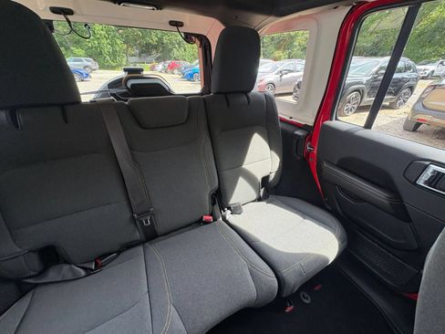 Used 2025 Jeep Wrangler Unlimited Sahara AWD/4WD image 34