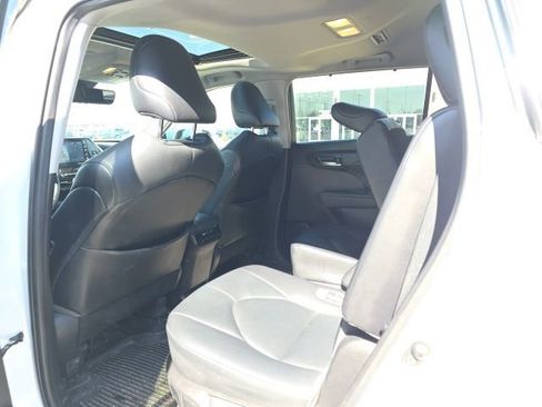 Used 2021 Toyota Highlander XLE image 28