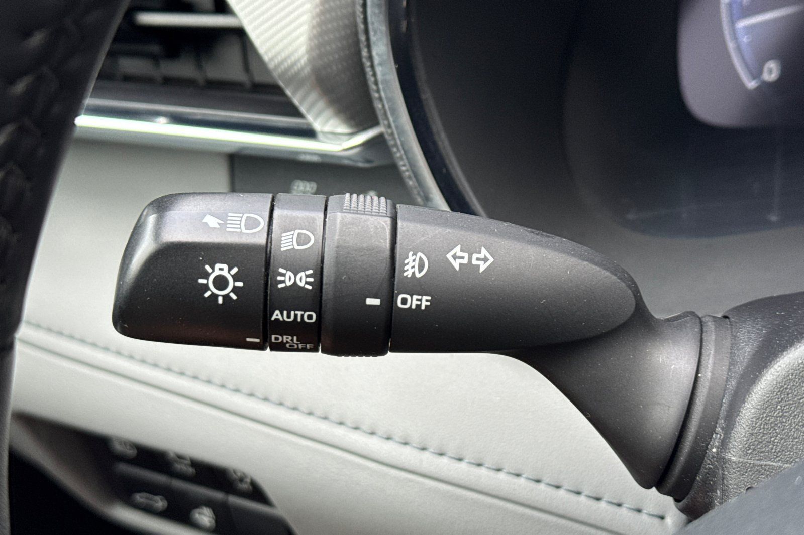 Used 2023 Toyota Highlander Platinum FWD image 32
