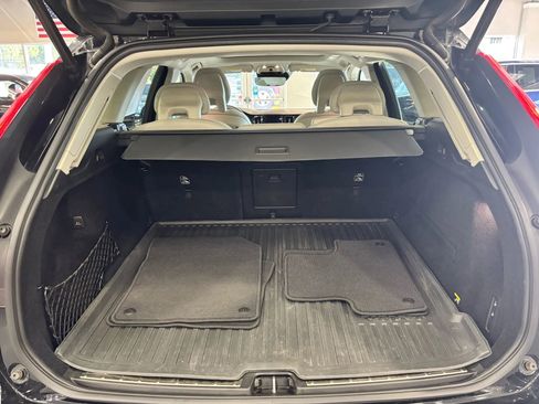 Used 2019 Volvo XC60 T5 Momentum w/ Premium Package image 47