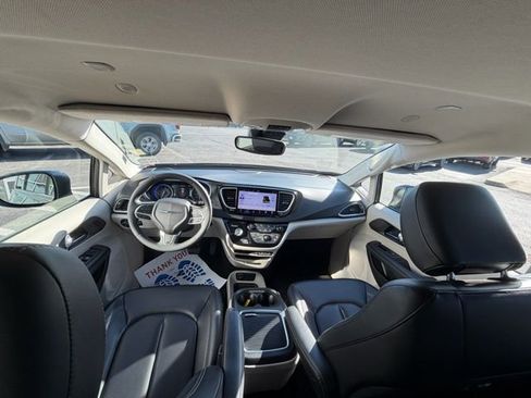 Used 2023 Chrysler Pacifica Touring-L image 13