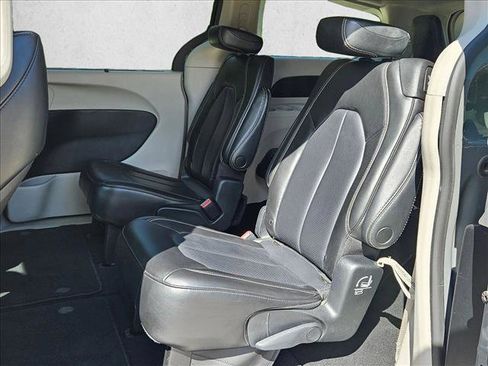 Used 2023 Chrysler Pacifica Touring-L FWD image 18