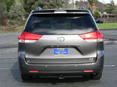 Used 2014 Toyota Sienna XLE image 9