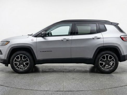 Used 2025 Jeep Compass Trailhawk image 5