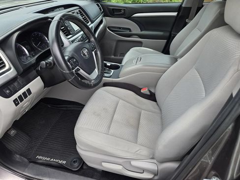 Used 2019 Toyota Highlander LE FWD image 15