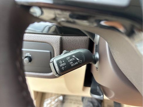 Used 2017 Volkswagen Touareg Sport AWD/4WD image 34