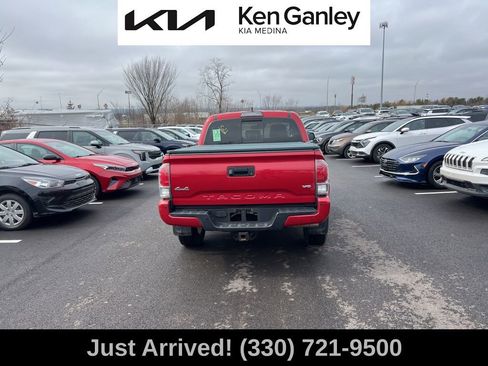 Used 2018 Toyota Tacoma Limited image 6