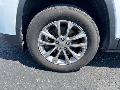 Used 2020 Jeep Cherokee Latitude Plus w/ Cold Weather Group image 10