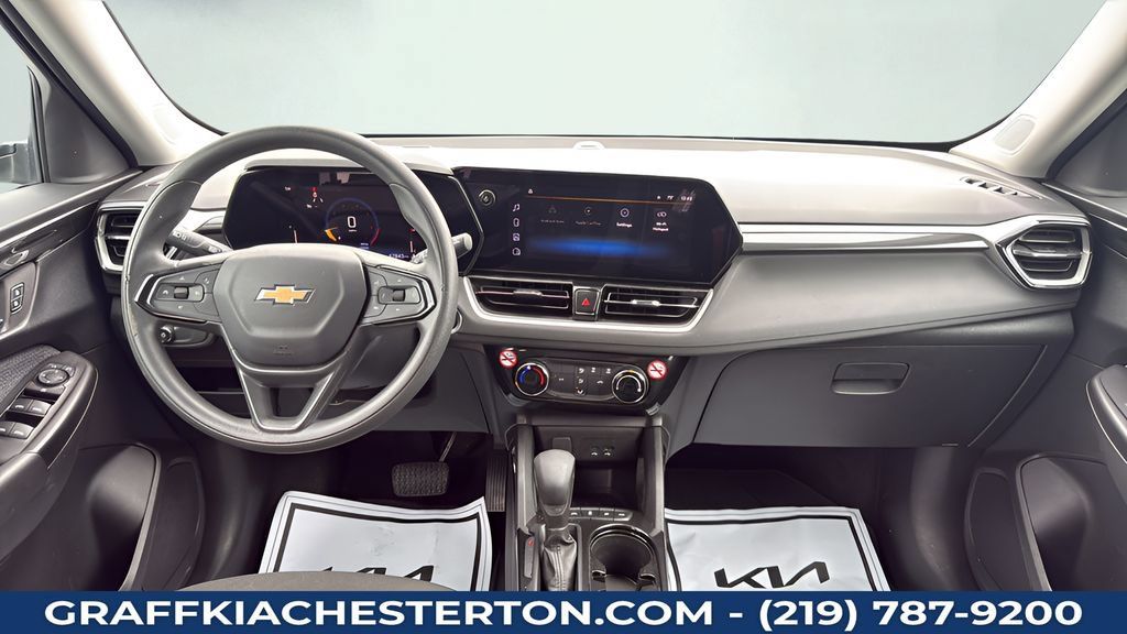 Used 2025 Chevrolet TrailBlazer LT AWD/4WD image 18