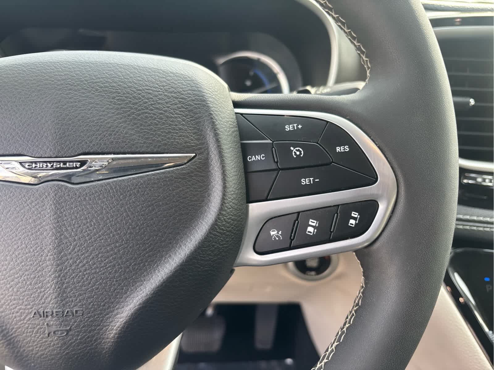 Used 2023 Chrysler Pacifica Touring-L FWD image 20