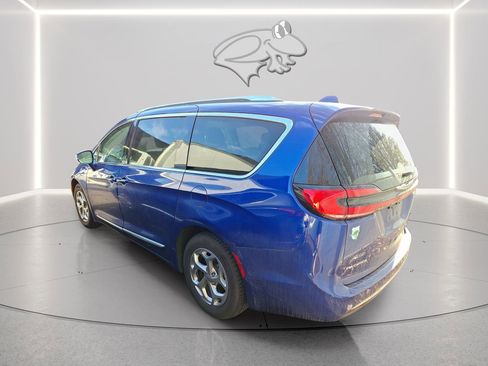 Used 2021 Chrysler Pacifica Limited image 3