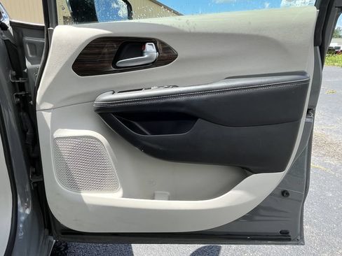 Used 2023 Chrysler Pacifica Limited FWD image 19