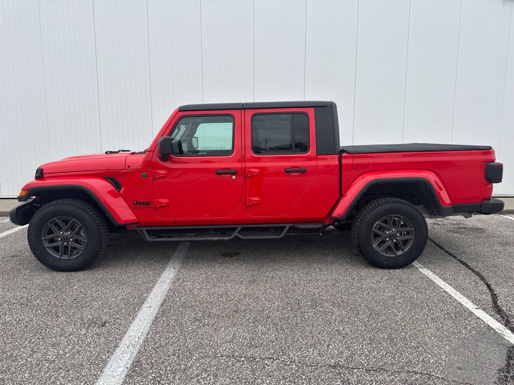 Used 2024 Jeep Gladiator Sport AWD/4WD image 3