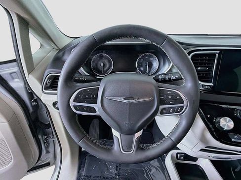 Used 2024 Chrysler Pacifica Touring-L FWD image 33