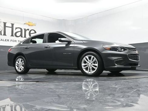 Used 2018 Chevrolet Malibu LT FWD image 2