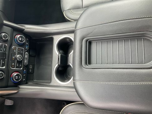 Used 2023 Chevrolet Suburban Premier image 11