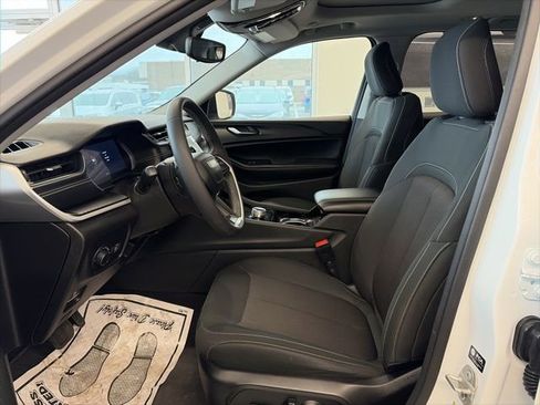 Used 2023 Jeep Grand Cherokee Laredo image 13