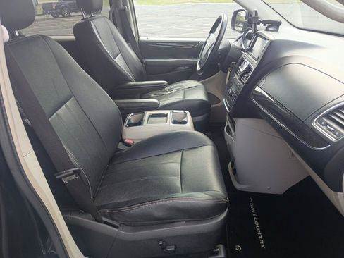 Used 2012 Chrysler Town & Country Touring w/ Entertainment Group #1 FWD image 20