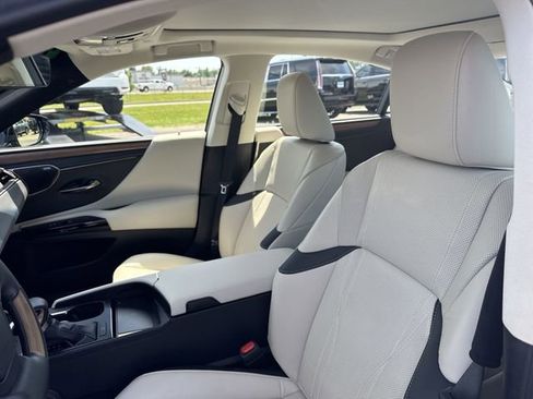 Used 2025 Lexus ES 350 Ultra Luxury w/ Accessory Package (Z1) FWD image 12