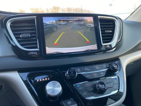 Used 2024 Chrysler Pacifica Touring-L FWD image 35