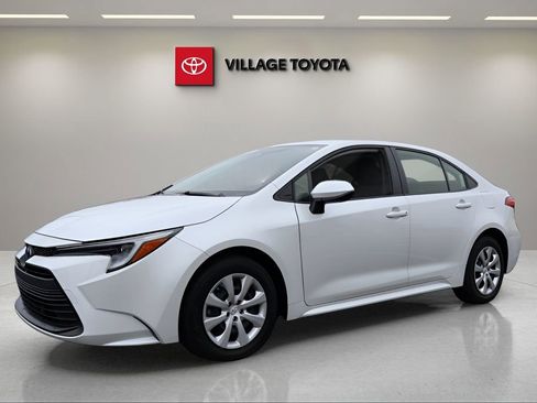 Certified 2025 Toyota Corolla LE image 1