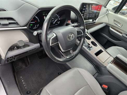 Used 2022 Toyota Sienna XLE image 10