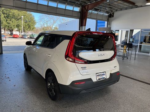 Used 2022 Kia Soul EX image 6