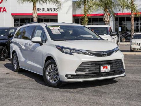 Certified 2026 Toyota Sienna XLE FWD image 1