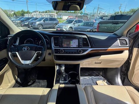 Used 2018 Toyota Highlander Limited Platinum FWD image 27
