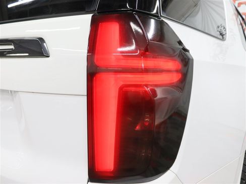 Used 2022 Chevrolet Tahoe Z71 w/ Luxury Package AWD/4WD image 11