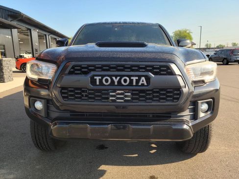 Used 2019 Toyota Tacoma TRD Sport AWD/4WD image 2