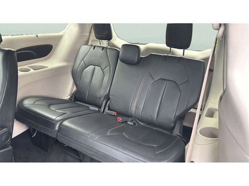 Used 2017 Chrysler Pacifica Touring-L FWD image 13