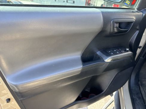 Used 2018 Toyota Tacoma SR5 image 6
