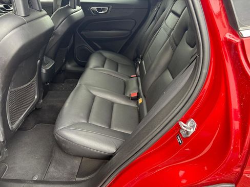 Used 2018 Volvo XC60 T6 Momentum w/ Advanced Package image 11