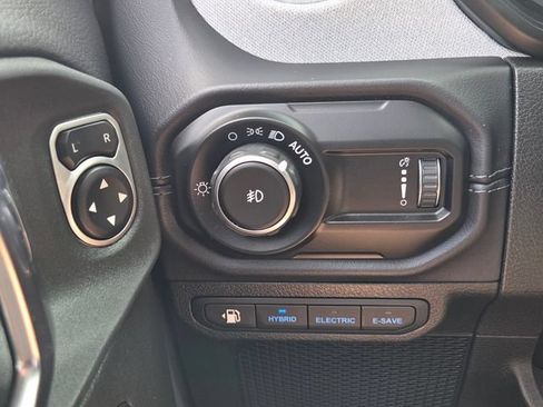 Certified 2025 Jeep Wrangler Unlimited Sahara AWD/4WD image 22